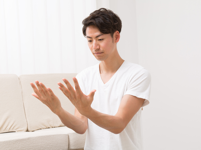 ぢっと手を見る