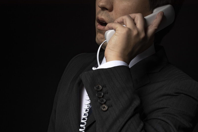 夜中の電話営業のイメージ